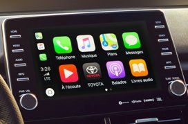 Écran de voiture affichant l'interface Apple CarPlay en français.