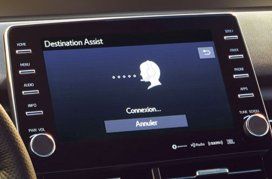 Écran de voiture affichant l'écran « Destination Assist » en cours de connexion à un service.