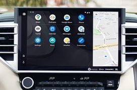 Écran de voiture affichant la navigation et une alerte de nouvelles en français.
