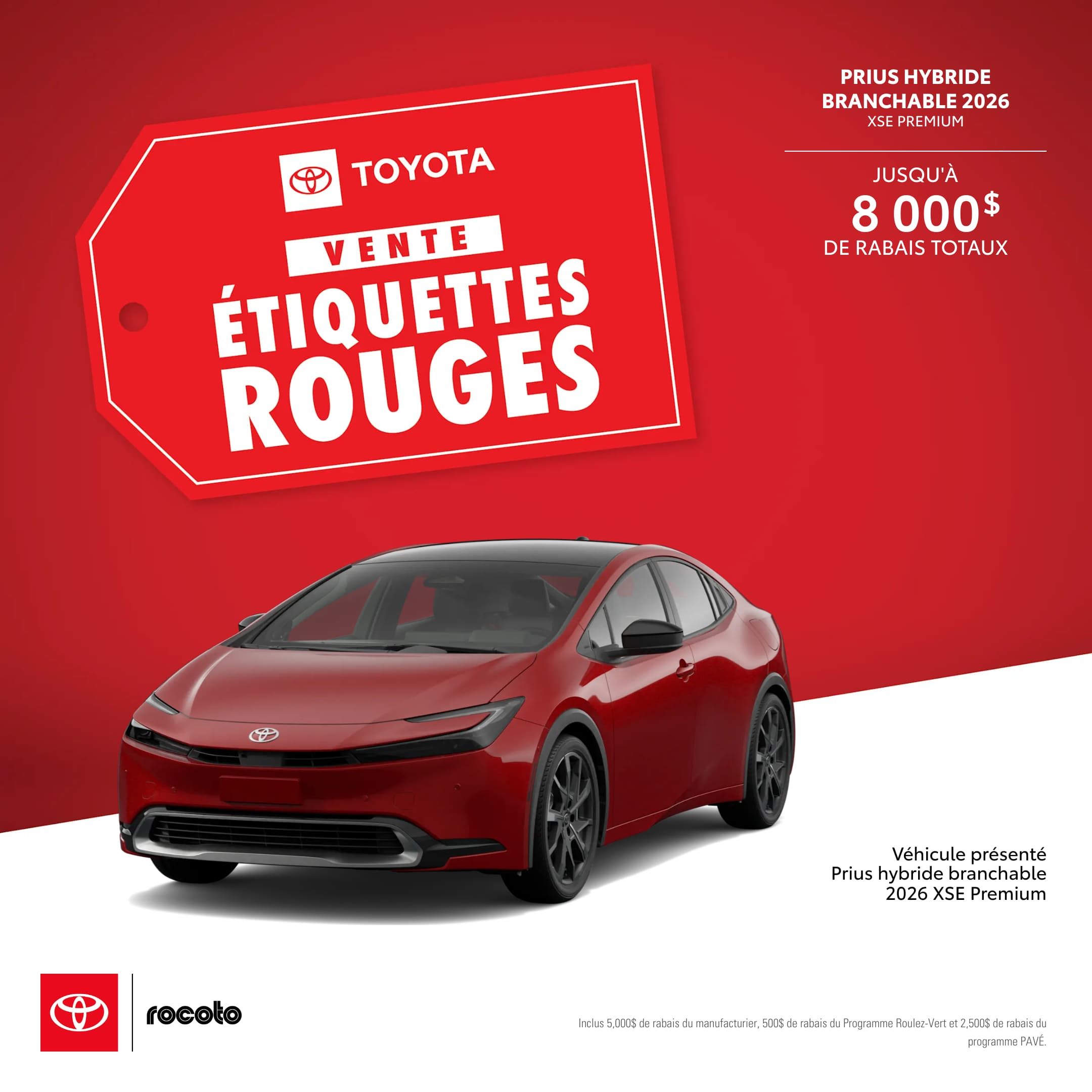 Vendeur automobile souriant en costume, tenant une tablette dans une salle d'exposition.