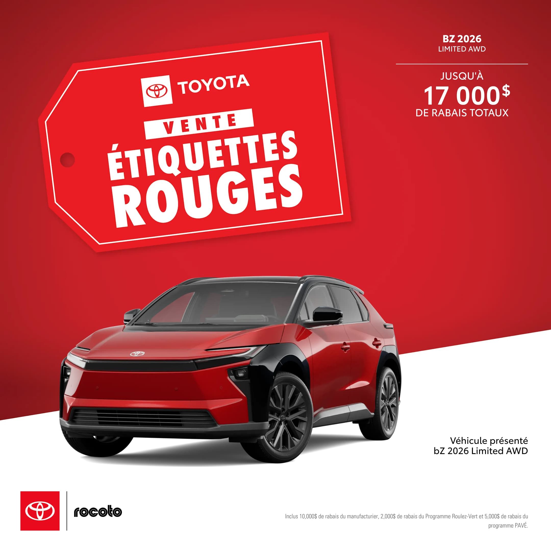 Homme souriant portant une veste rouge, debout dans un concessionnaire automobile.