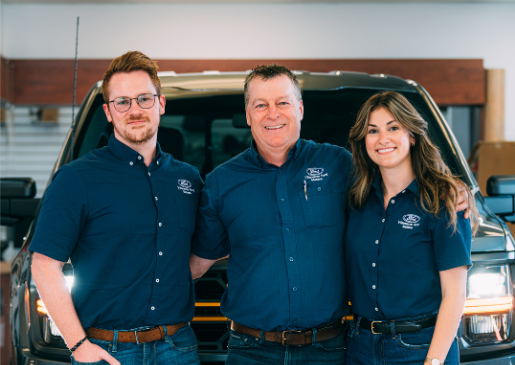 Vue depuis le siège conducteur d'une voiture roulant dans un tunnel la nuit, montrant des traînées de lumière.