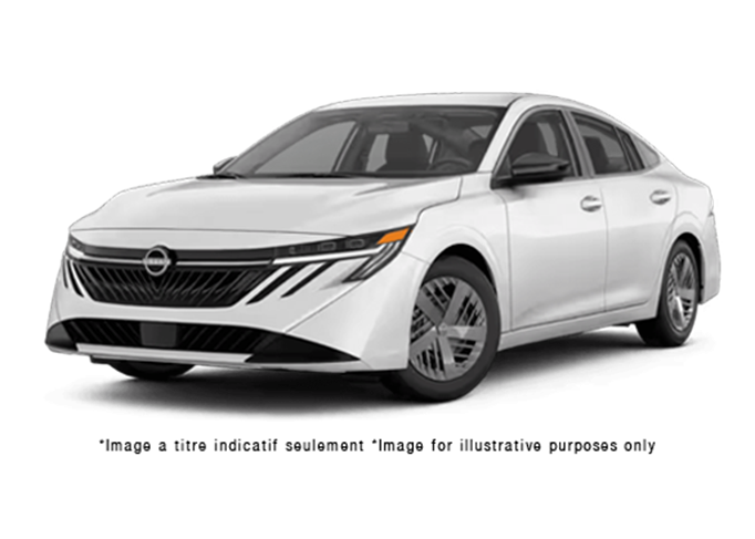 Une femme souriante se tient dans un concessionnaire automobile, regardant son téléphone intelligent tout en tenant un gobelet de café.