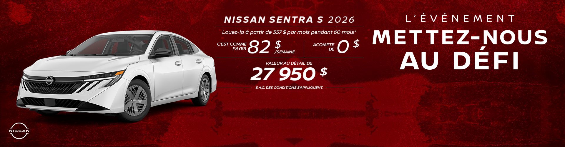 Une vendeuse automobile souriante et un client masculin regardent ensemble un presse-papiers dans une salle d'exposition lumineuse.