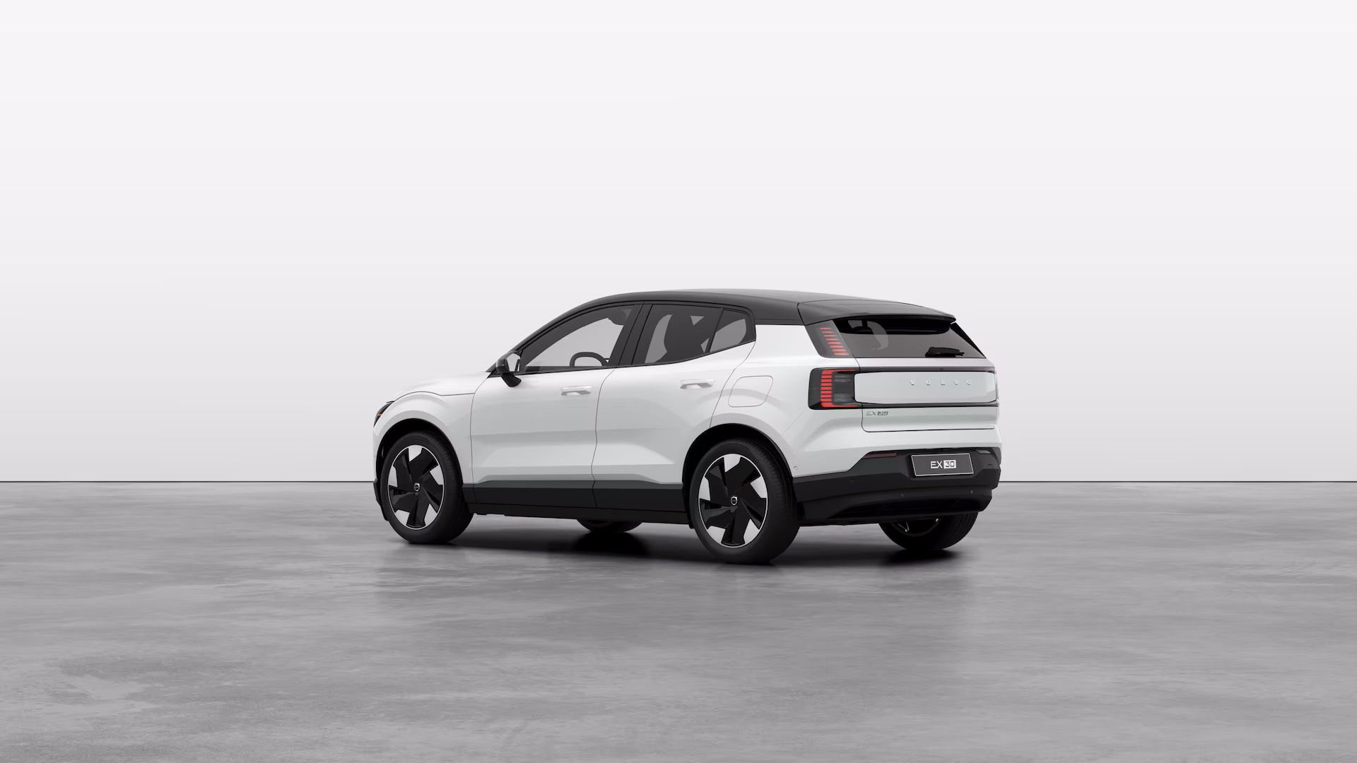 https://img.sm360.ca/images/web/default/global/exterior-studioproportional-rear-side-white1741366992965.jpg