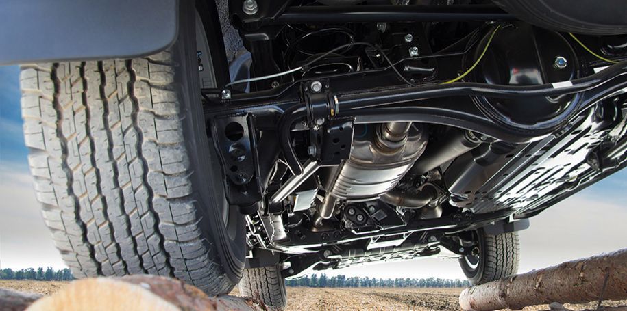 Vue rapprochée du châssis et du système de suspension d'un véhicule.