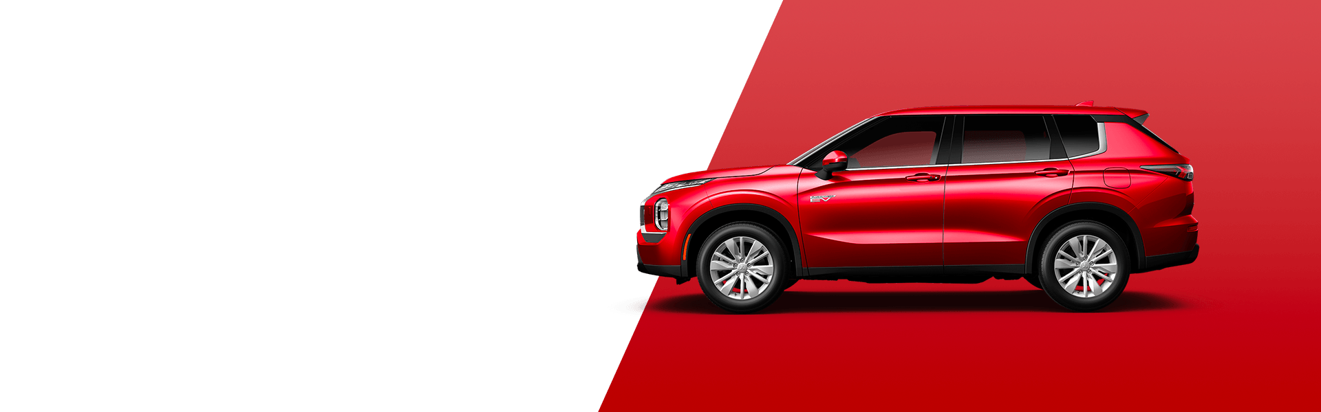 Vue de profil d'un Mitsubishi Outlander PHEV rouge éclatant sur un fond diagonal minimaliste blanc et rouge.