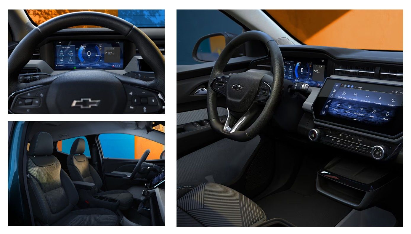 Une femme souriante se tient dans un concessionnaire automobile, regardant son téléphone intelligent tout en tenant un gobelet de café.