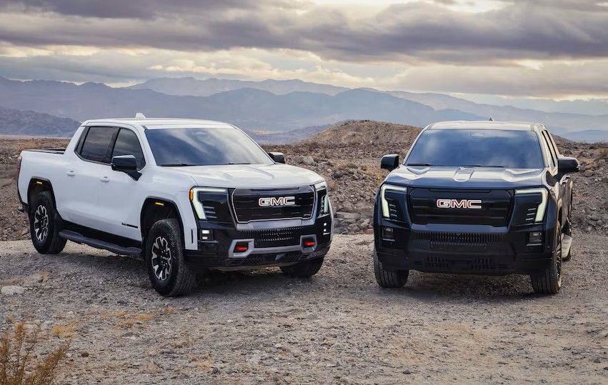 La vue arrière d'une berline rouge garée sur le bord d'une route de campagne, avec des collines vertes au loin.