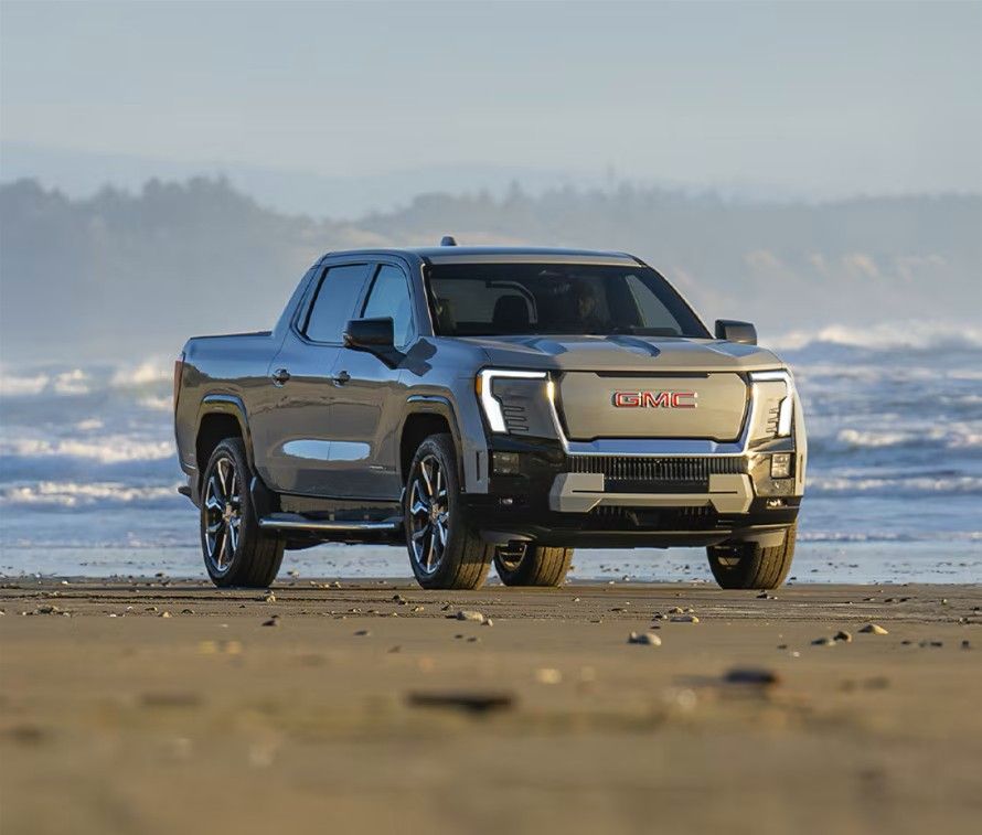 Vue aérienne de trois voitures sur une route sinueuse, démontrant les capteurs de sécurité active et de distance.