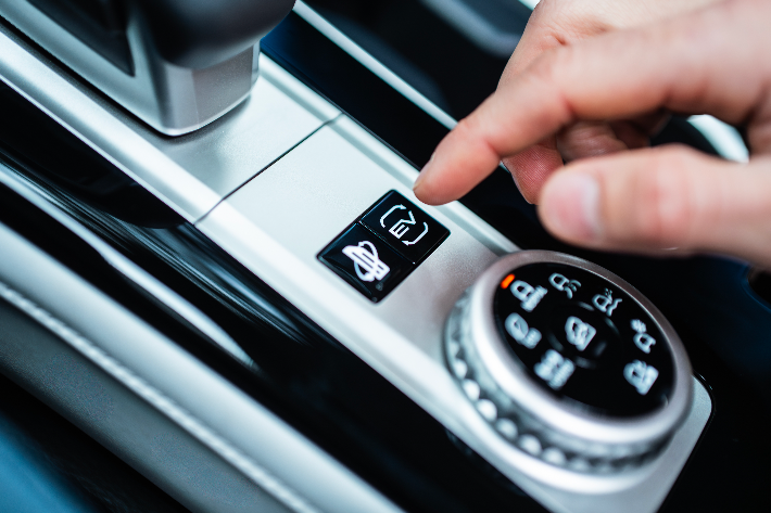 Gros plan de la console centrale montrant le bouton de sélection du mode EV et la molette rotative des modes de terrain.