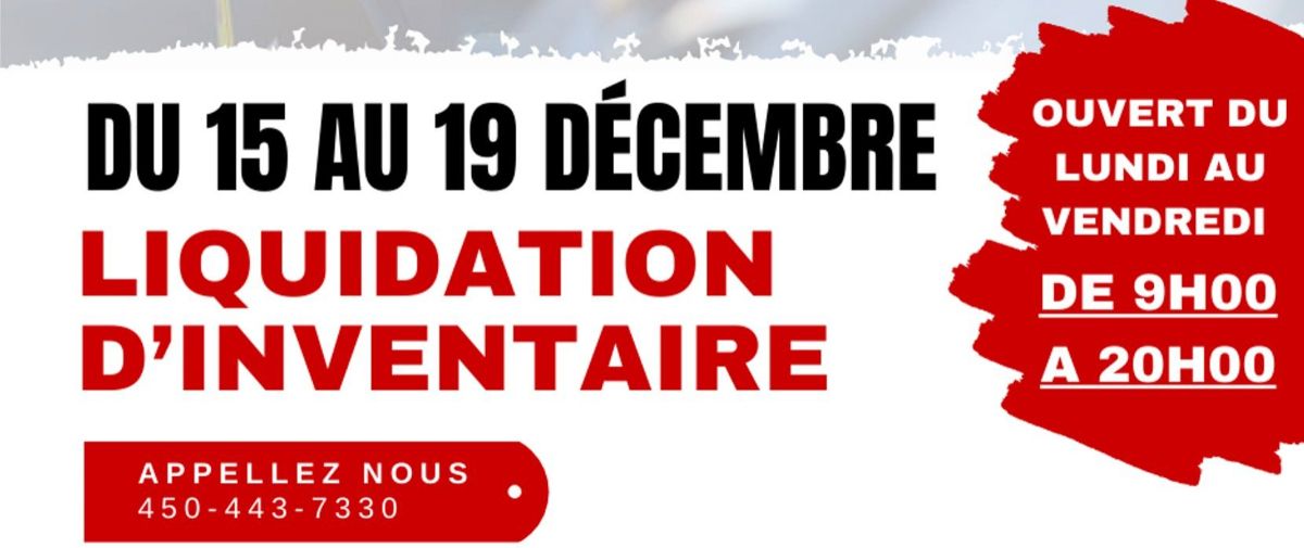 Une vendeuse automobile souriante et un client masculin regardent ensemble un presse-papiers dans une salle d'exposition lumineuse.