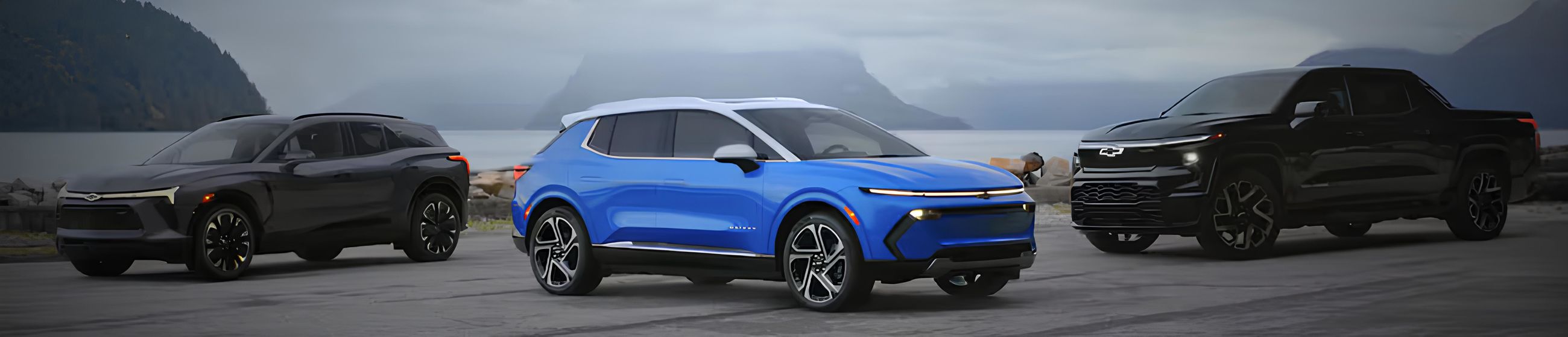 Une berline blanche roule à vive allure sur une route, avec des effets de flou de mouvement bleus.