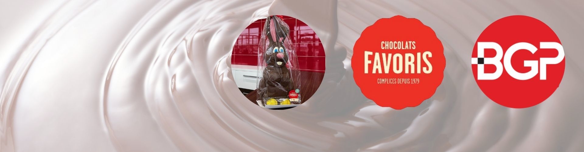 Rangée de voitures neuves dans une salle d'exposition de concessionnaire, avec une voiture rouge au premier plan.