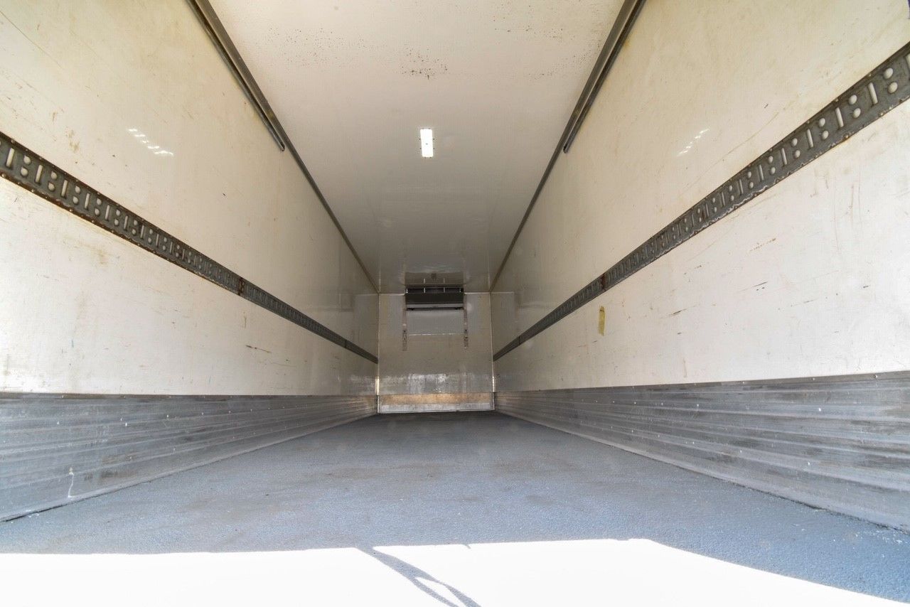 10-wheel class 3 refrigerated straight body trucks with a freight elevator for short-term rental at Location Brossard