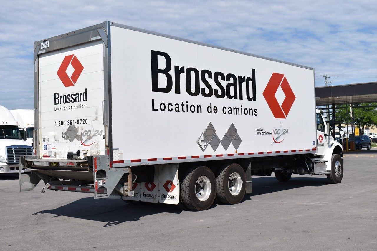 10-wheel class 3 refrigerated straight body trucks with a freight elevator for short-term rental at Location Brossard