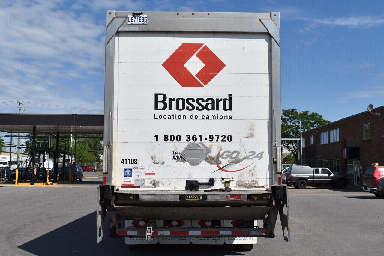 10-wheel class 3 refrigerated straight body trucks with a freight elevator for short-term rental at Location Brossard