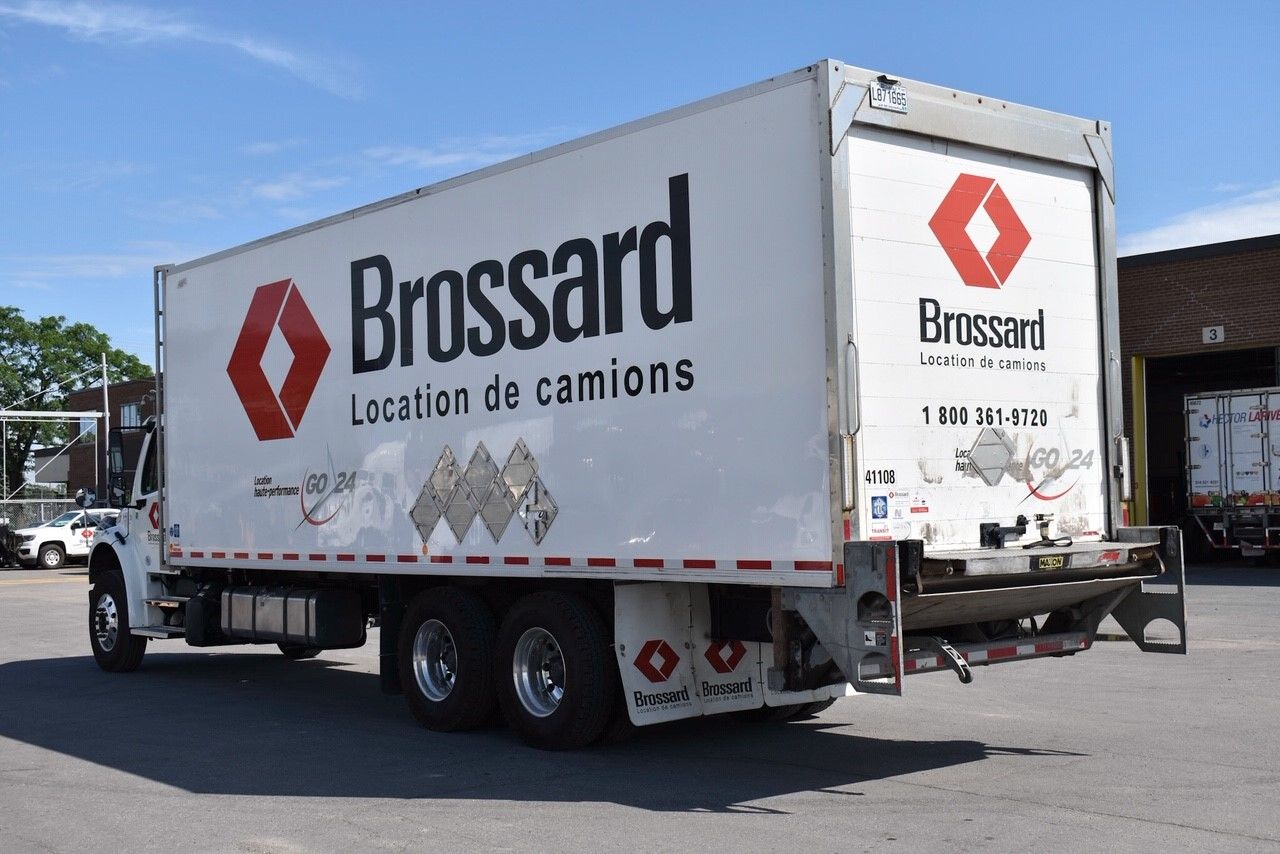 Camion porteur réfrigéré avec monte-charge à 10 roues de classe 3 en location court terme chez Location Brossard