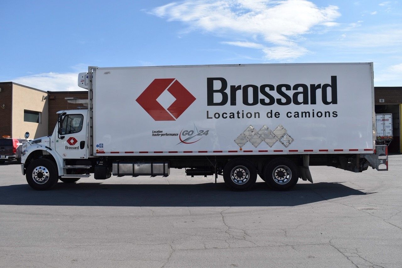 10-wheel class 3 refrigerated straight body trucks with a freight elevator for short-term rental at Location Brossard