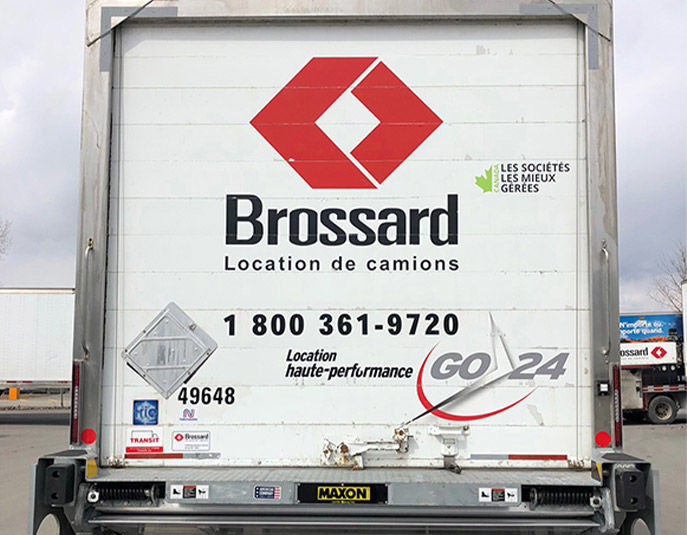 Class 3 6-wheel refrigerated straight truck for short-term rental at Location Brossard