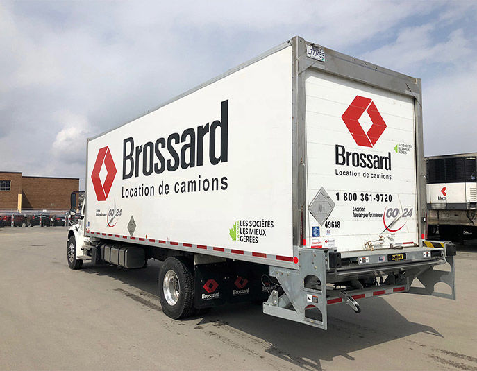 Class 3 6-wheel refrigerated straight truck for short-term rental at Location Brossard