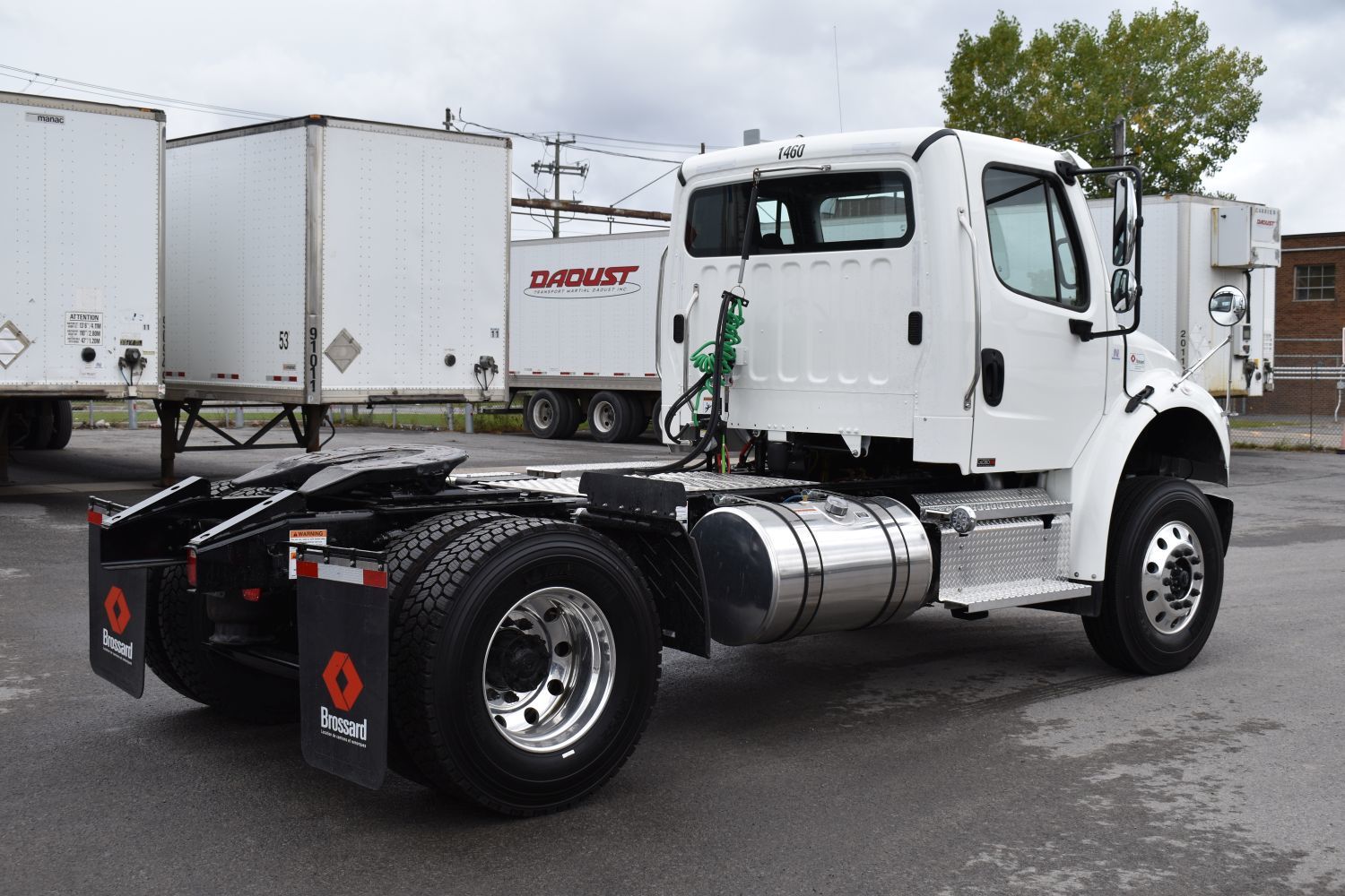 6-wheel tractor for short-term rental at Location Brossard