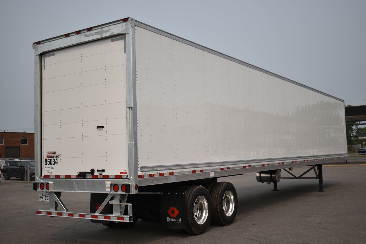 Tandem axle heated trailer for short-term rental at Location Brossard