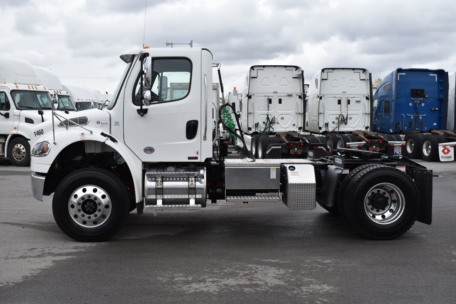 6-wheel tractor for short-term rental at Location Brossard