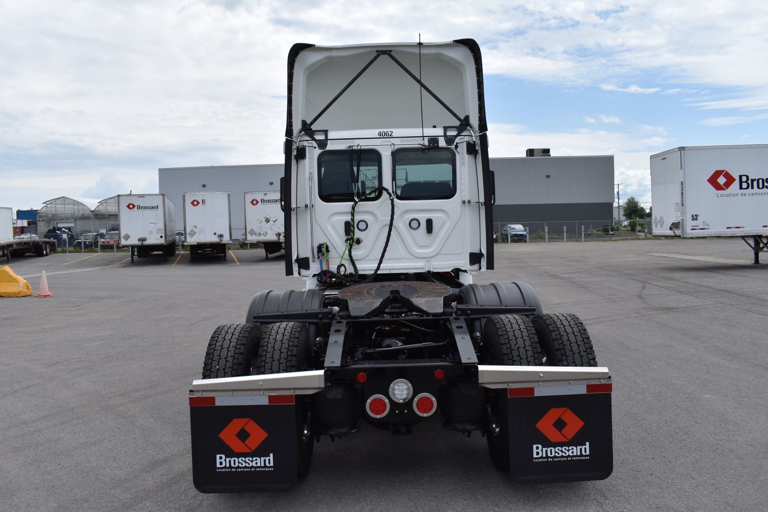 10-wheel tractor for short-term rental at Location Brossard