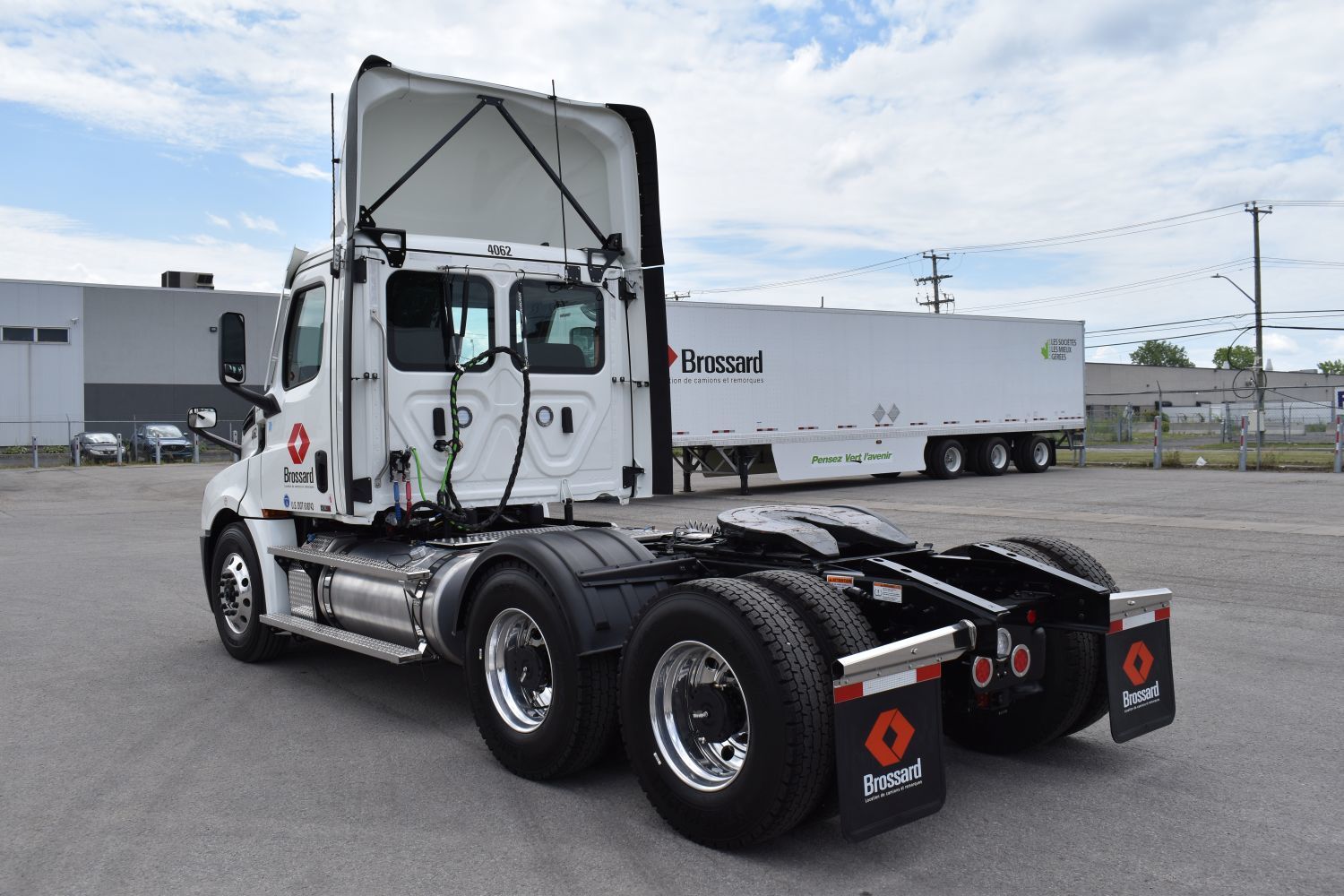 10-wheel tractor for short-term rental at Location Brossard