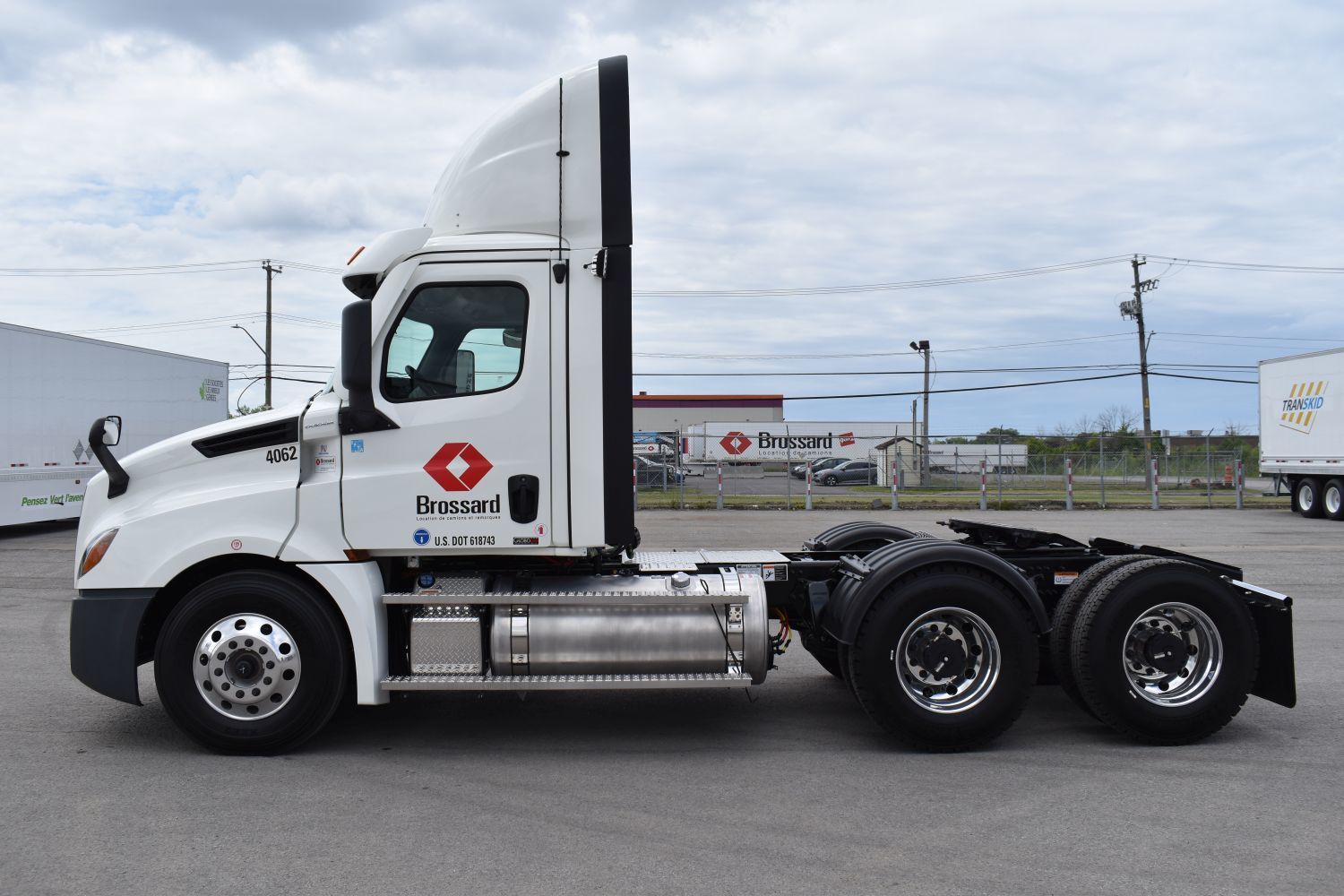 Tracteur de ville à 10 roues en location court terme chez Location Brossard