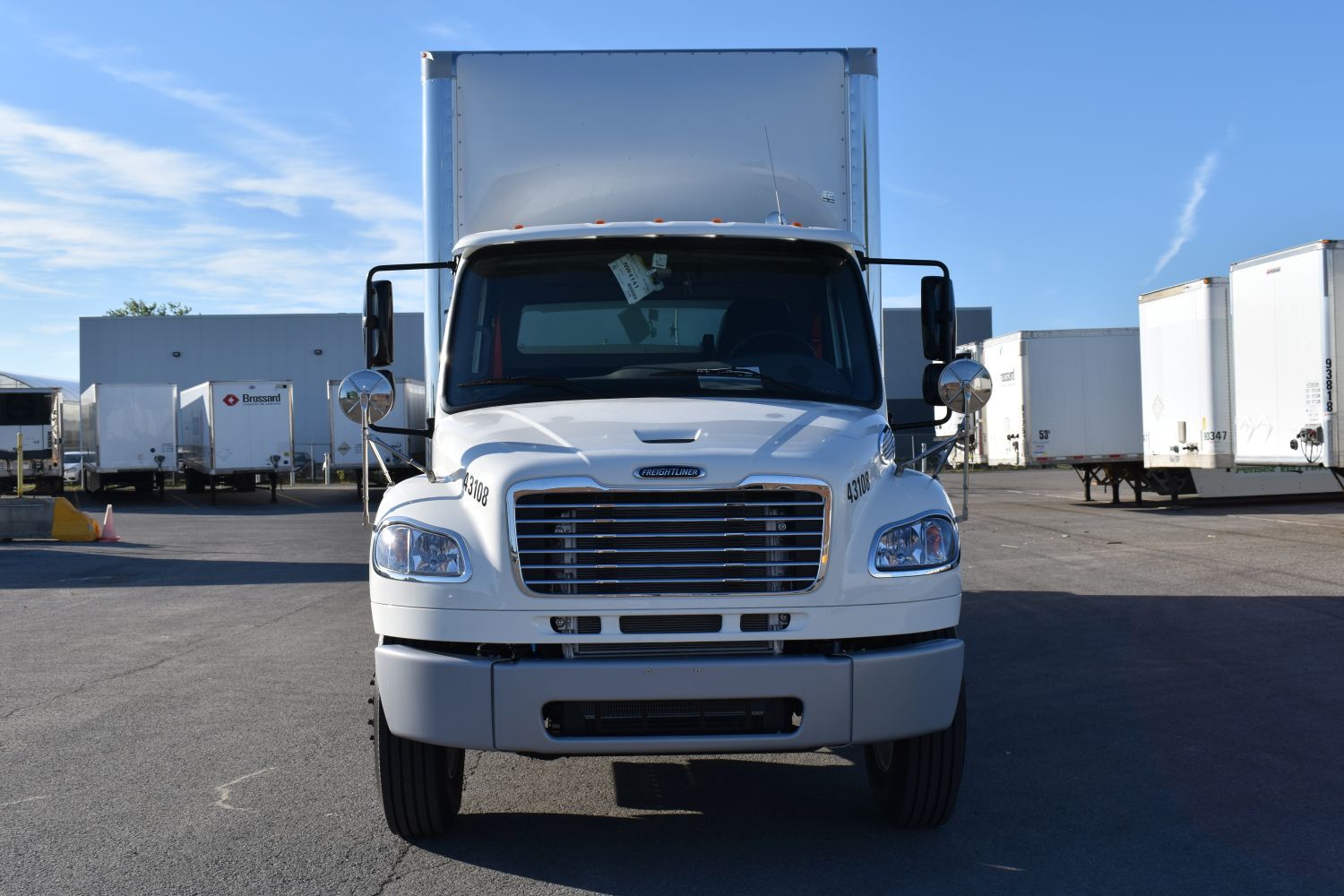 Class 3 10-wheel straight body truck with 10 wheels for short-term rental at Location Brossard