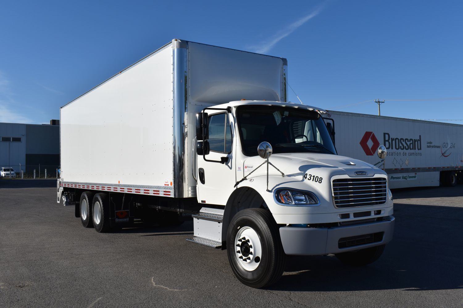 Class 3 10-wheel straight body truck with 10 wheels for short-term rental at Location Brossard