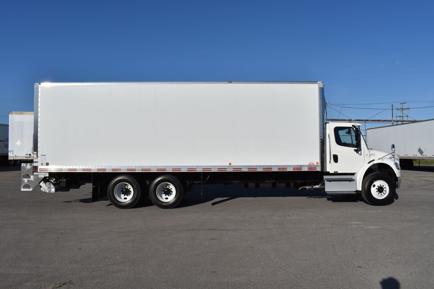 Class 3 10-wheel straight body truck with 10 wheels for short-term rental at Location Brossard