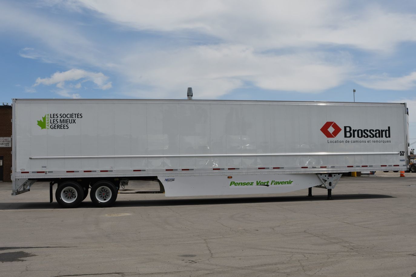 Tandem axle refrigerated trailer for short-term rental at Location Brossard