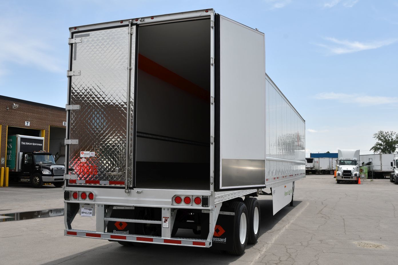 Tandem axle refrigerated trailer for short-term rental at Location Brossard