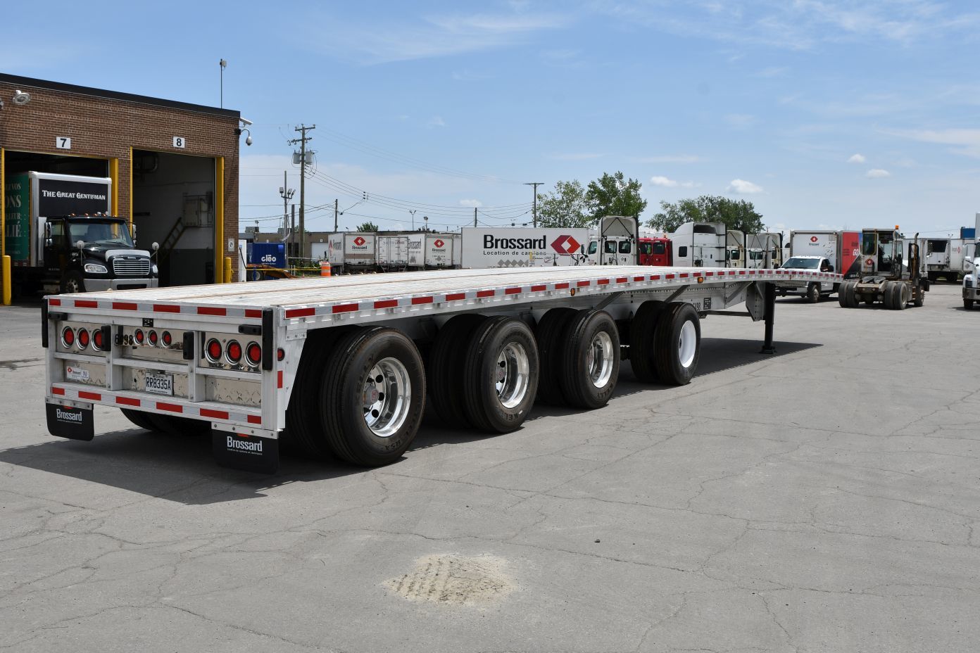 Quad-axle flatbed with a self steering for short-term rental at Location Brossard