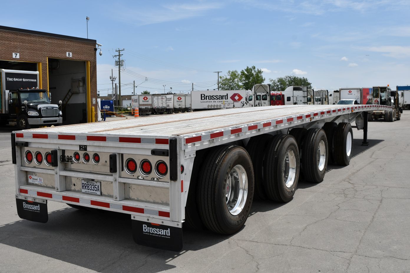 Quad-axle flatbed with a self steering for short-term rental at Location Brossard