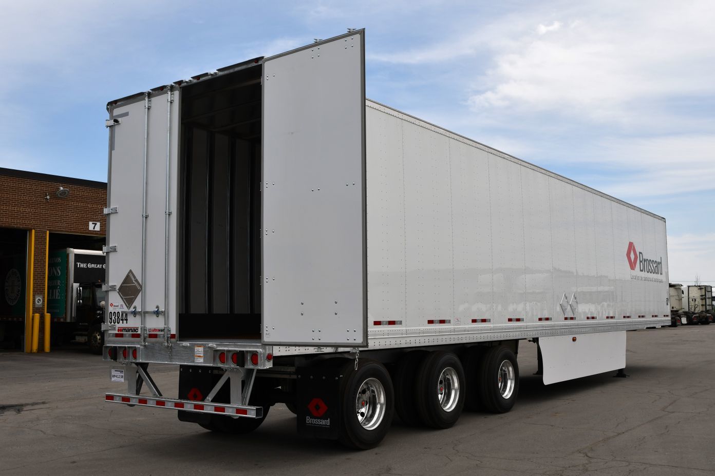 Tridem axle dry freight trailer for short-term rental at Location Brossard