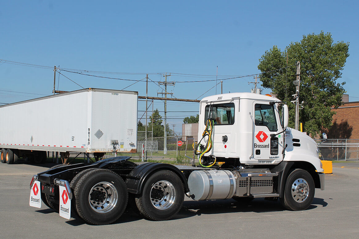 10-wheel tractor for short-term rental at Location Brossard