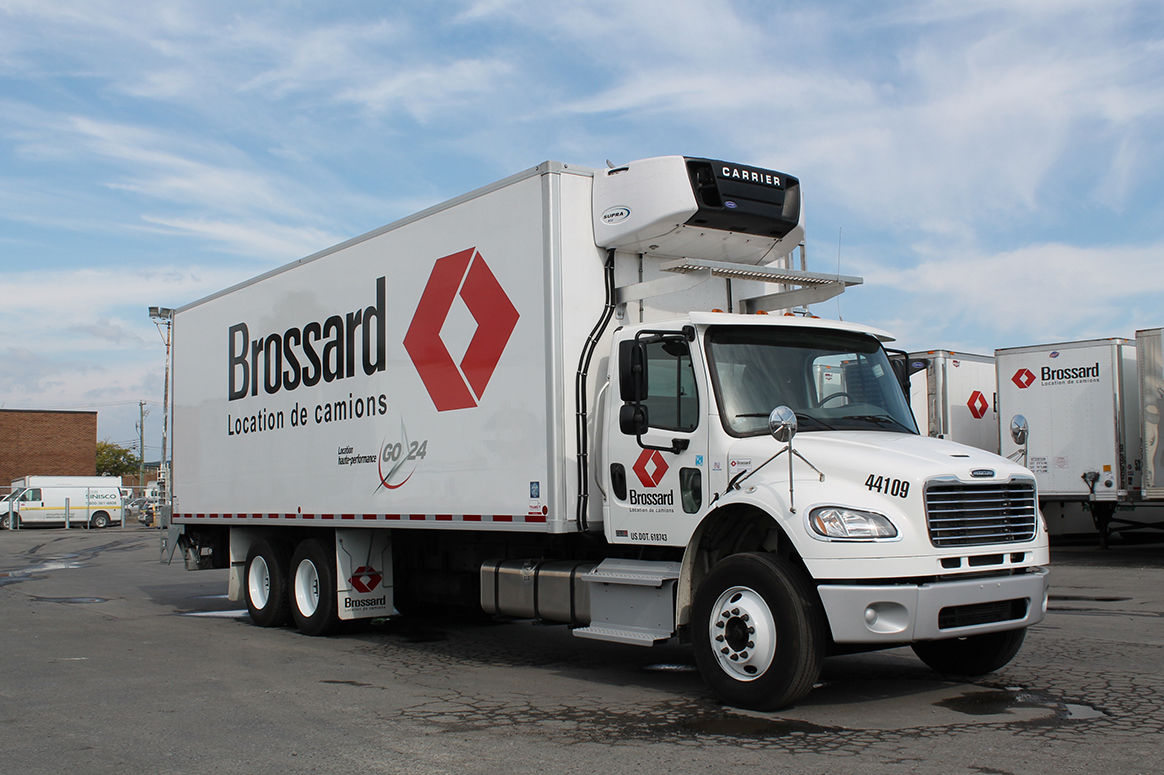 10-wheel class 3 refrigerated straight body trucks with a freight elevator for short-term rental at Location Brossard