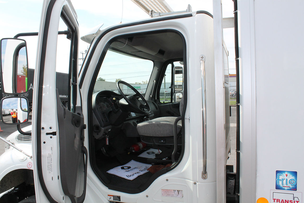 Camion porteur réfrigéré avec monte-charge à 10 roues de classe 3 en location court terme chez Location Brossard