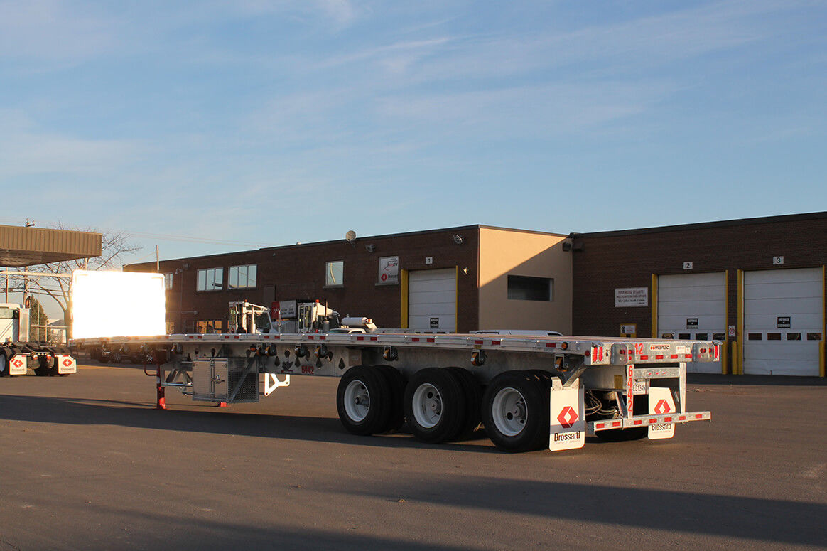 Tridem axle flatbed for short-term rental at Location Brossard