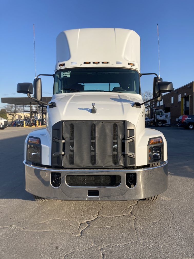 Tracteur de ville à 10 roues en location court terme chez Location Brossard