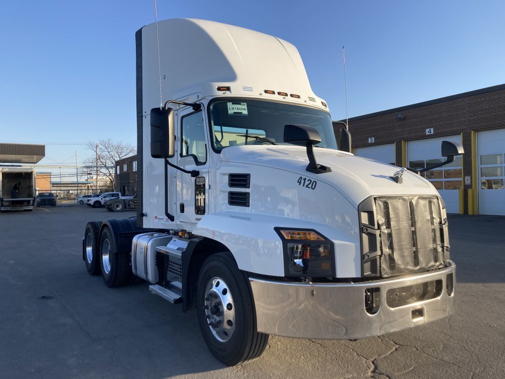 Tracteur de ville à 10 roues en location court terme chez Location Brossard