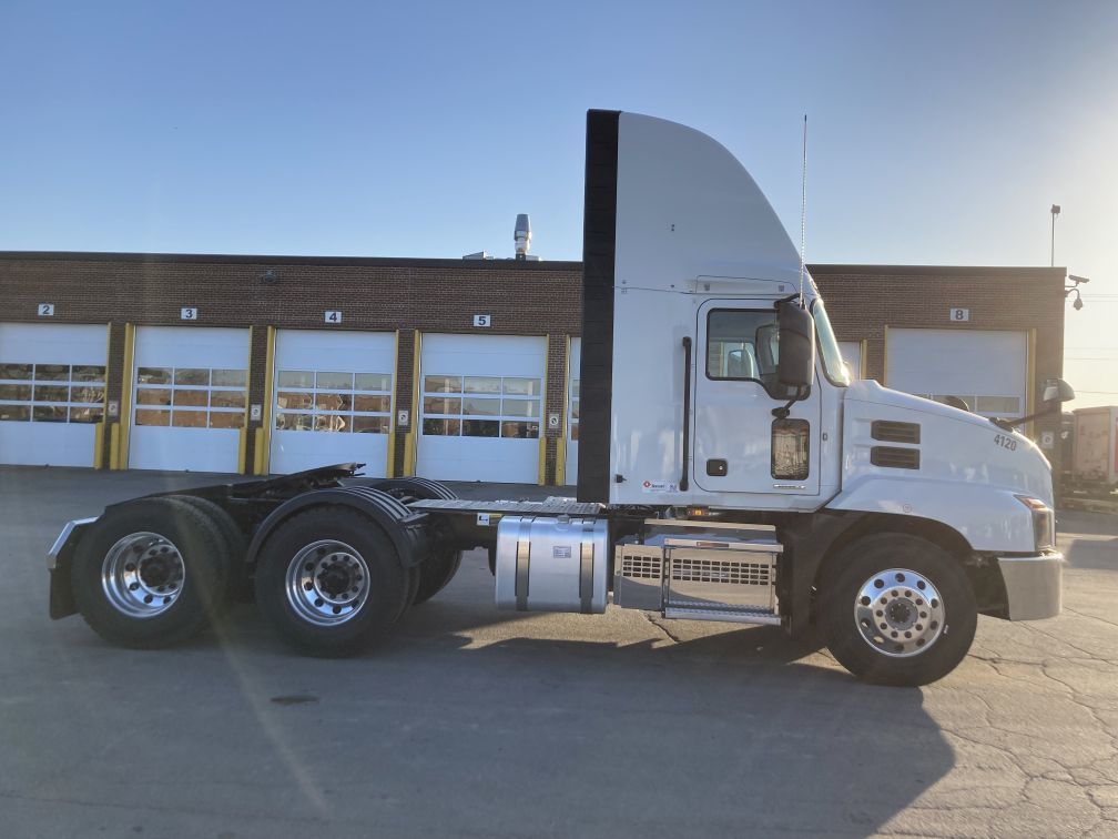 10-wheel tractor for short-term rental at Location Brossard