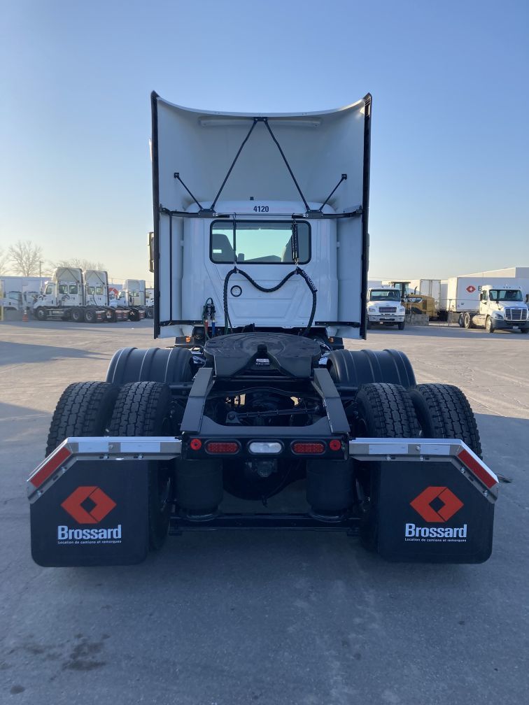 10-wheel tractor for short-term rental at Location Brossard