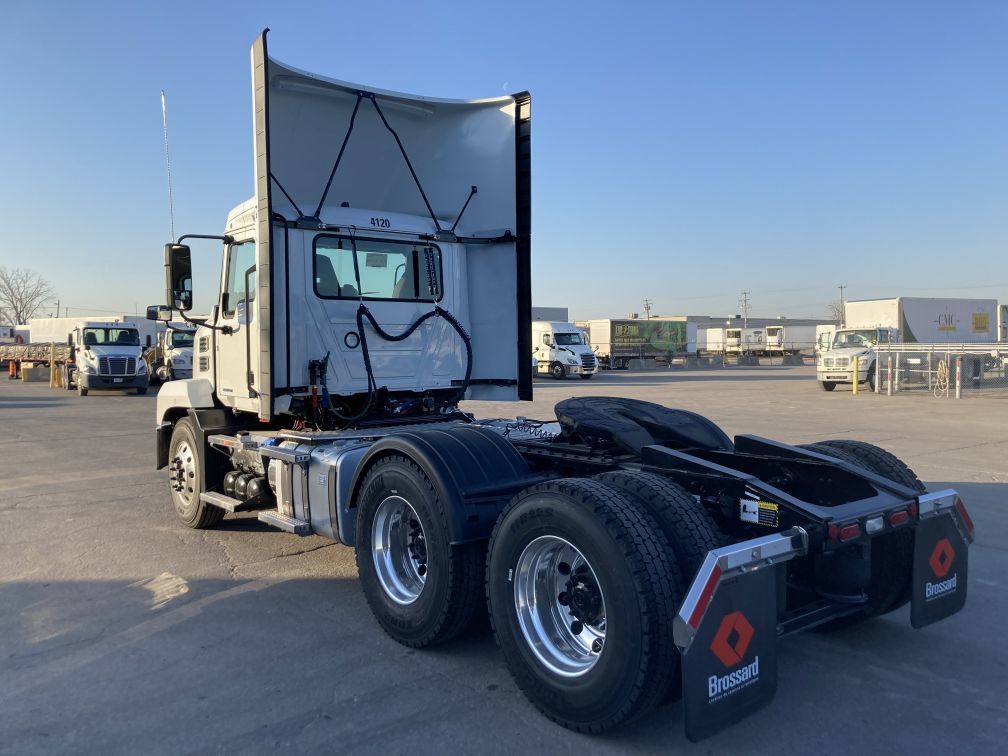 Tracteur de ville à 10 roues en location court terme chez Location Brossard