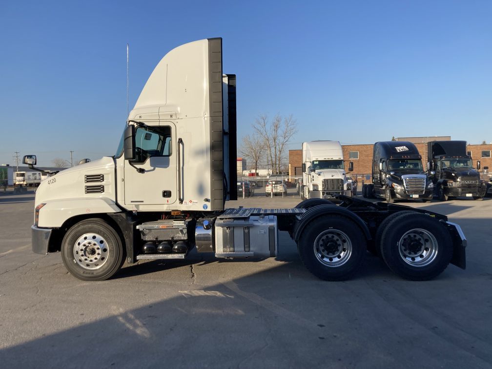 Tracteur de ville à 10 roues en location court terme chez Location Brossard