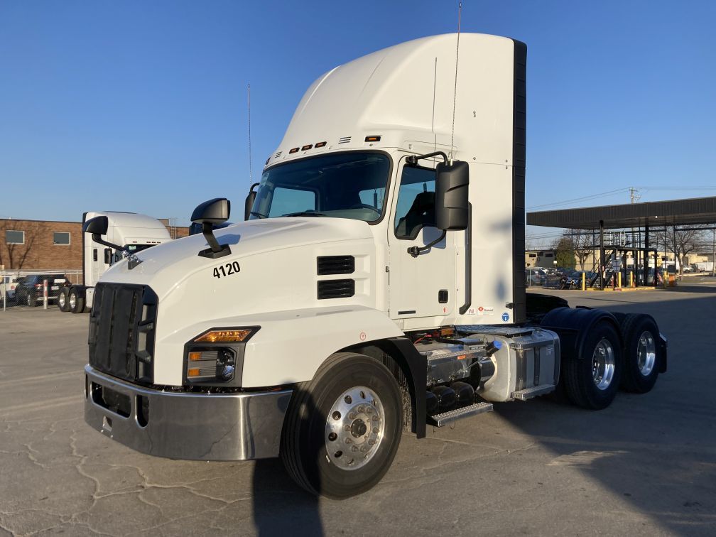 Tracteur de ville à 10 roues en location court terme chez Location Brossard